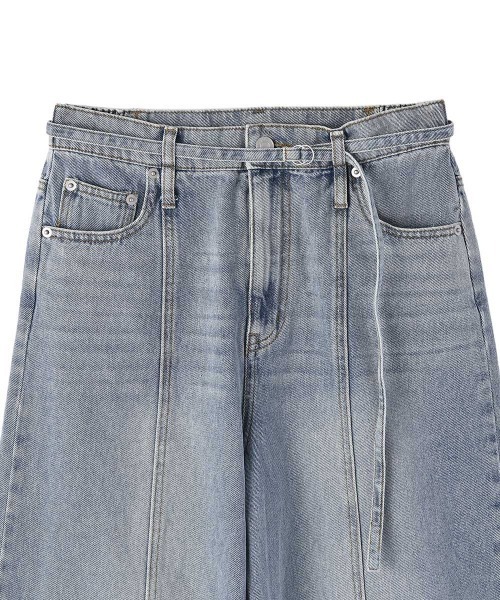 marjour（マージュール）の「10OZ BARREL LEG DENIM（デニムパンツ・レディース・ライトブルー/ワンウォッシュ・M）」の22枚目の写真