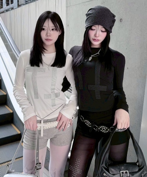 Never mind the XU / Chikashitsu+(ネバーマインド ザ エックスユー / チカシツプラス)の「【nmtc+】cross studs long sleeve / 【エヌエムティーシープラス】クロススタッズ長袖Tシャツ<着用動画あり>(Tシャツ/カットソー・レディース・ホワイト/ブラック・ONE SIZE)」の1枚目の写真