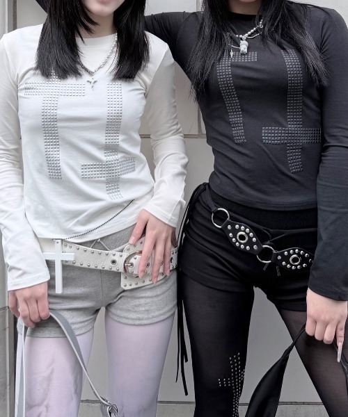 Never mind the XU / Chikashitsu+(ネバーマインド ザ エックスユー / チカシツプラス)の「【nmtc+】cross studs long sleeve / 【エヌエムティーシープラス】クロススタッズ長袖Tシャツ<着用動画あり>(Tシャツ/カットソー・レディース・ホワイト/ブラック・ONE SIZE)」の2枚目の写真