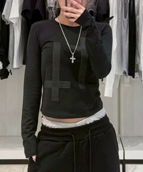 Never mind the XU / Chikashitsu+(ネバーマインド ザ エックスユー / チカシツプラス)の「【nmtc+】cross studs long sleeve / 【エヌエムティーシープラス】クロススタッズ長袖Tシャツ<着用動画あり>(Tシャツ/カットソー・レディース・ホワイト/ブラック・ONE SIZE)」の5枚目の写真