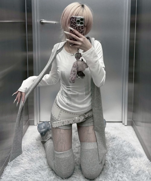 Never mind the XU / Chikashitsu+(ネバーマインド ザ エックスユー / チカシツプラス)の「【nmtc+】cross studs long sleeve / 【エヌエムティーシープラス】クロススタッズ長袖Tシャツ<着用動画あり>(Tシャツ/カットソー・レディース・ホワイト/ブラック・ONE SIZE)」の17枚目の写真