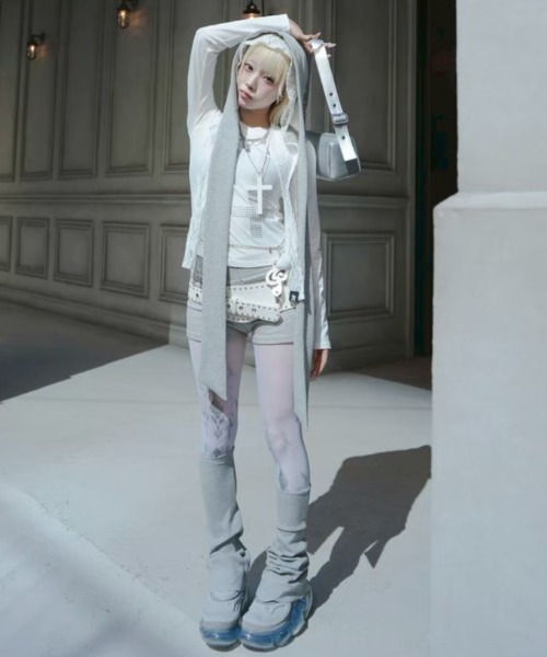 Never mind the XU / Chikashitsu+(ネバーマインド ザ エックスユー / チカシツプラス)の「【nmtc+】cross studs long sleeve / 【エヌエムティーシープラス】クロススタッズ長袖Tシャツ<着用動画あり>(Tシャツ/カットソー・レディース・ホワイト/ブラック・ONE SIZE)」の7枚目の写真