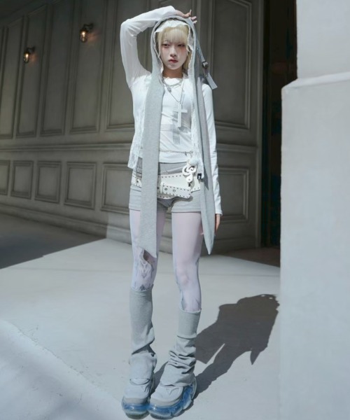 Never mind the XU / Chikashitsu+(ネバーマインド ザ エックスユー / チカシツプラス)の「【nmtc+】cross studs long sleeve / 【エヌエムティーシープラス】クロススタッズ長袖Tシャツ<着用動画あり>(Tシャツ/カットソー・レディース・ホワイト/ブラック・ONE SIZE)」の8枚目の写真