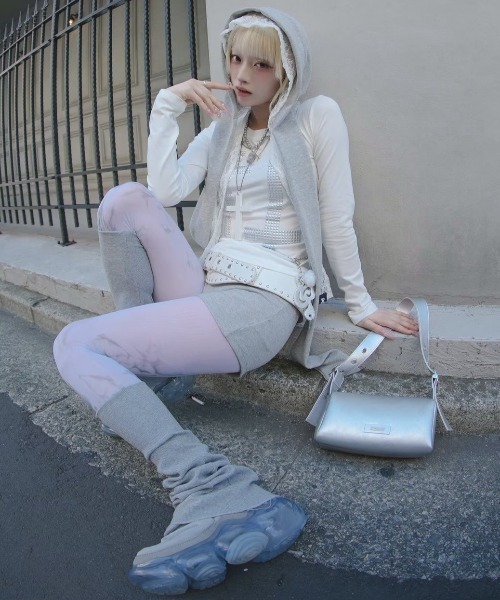 Never mind the XU / Chikashitsu+(ネバーマインド ザ エックスユー / チカシツプラス)の「【nmtc+】cross studs long sleeve / 【エヌエムティーシープラス】クロススタッズ長袖Tシャツ<着用動画あり>(Tシャツ/カットソー・レディース・ホワイト/ブラック・ONE SIZE)」の9枚目の写真