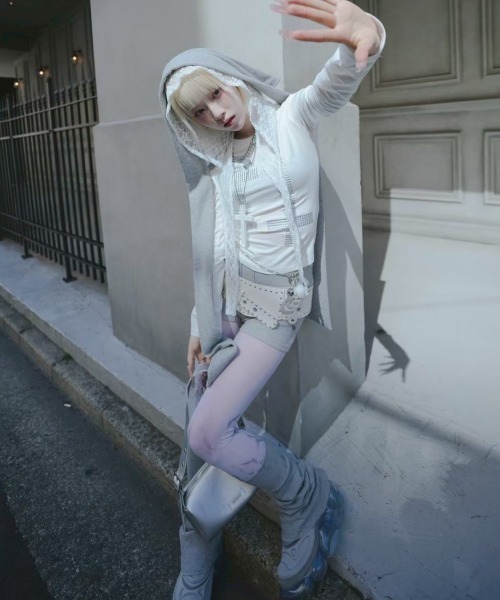 Never mind the XU / Chikashitsu+(ネバーマインド ザ エックスユー / チカシツプラス)の「【nmtc+】cross studs long sleeve / 【エヌエムティーシープラス】クロススタッズ長袖Tシャツ<着用動画あり>(Tシャツ/カットソー・レディース・ホワイト/ブラック・ONE SIZE)」の6枚目の写真
