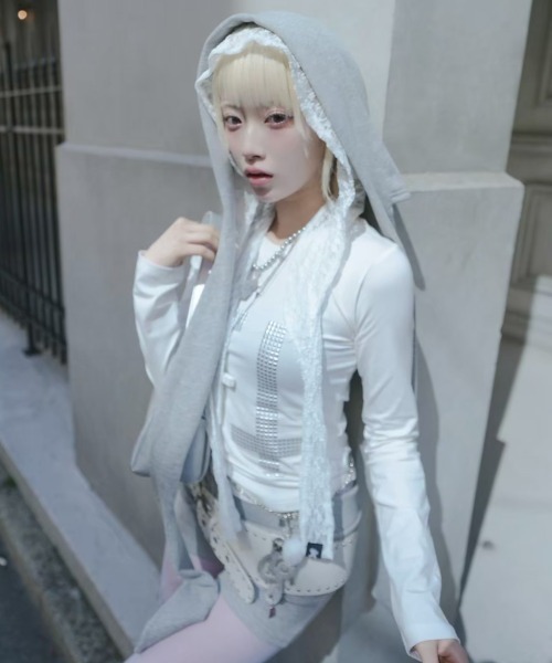 Never mind the XU / Chikashitsu+(ネバーマインド ザ エックスユー / チカシツプラス)の「【nmtc+】cross studs long sleeve / 【エヌエムティーシープラス】クロススタッズ長袖Tシャツ<着用動画あり>(Tシャツ/カットソー・レディース・ホワイト/ブラック・ONE SIZE)」の11枚目の写真