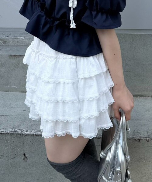 continuer de NICE CLAUP(コンティニューデナイスクラップ)の「ふんわり揺れる、ティアードフリルミニスカート(スカート・レディース・オフホワイト/ブラック・FREE)」の3枚目の写真