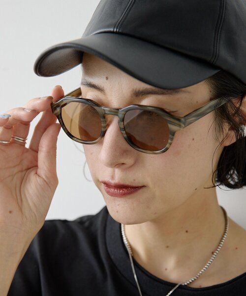 ear PAPILLONNER(イアパピヨネ)の「【A.KJAERBEDE(エキアビド)】ZAN26SS/サングラス(その他雑貨・レディース・ブラック/グレイッシュベージュ・FREE)」の1枚目の写真