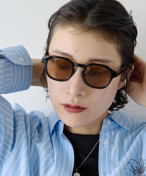 ear PAPILLONNER(イアパピヨネ)の「【A.KJAERBEDE(エキアビド)】ZAN26SS/サングラス(その他雑貨・レディース・ブラック/グレイッシュベージュ・FREE)」の2枚目の写真