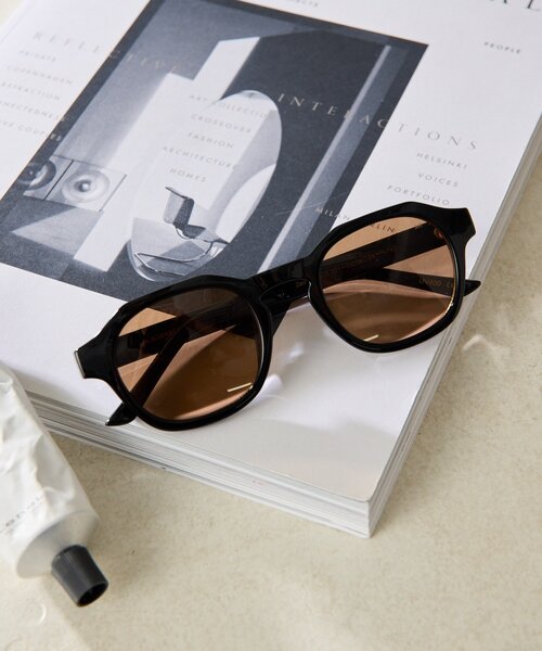 ear PAPILLONNER(イアパピヨネ)の「【A.KJAERBEDE(エキアビド)】ZAN26SS/サングラス(その他雑貨・レディース・ブラック/グレイッシュベージュ・FREE)」の6枚目の写真