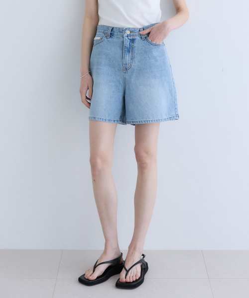 OURHOPE(アワーホープ)の「シグネチャーハイライズデニムショーツ - ブルー(その他パンツ・レディース・ブルー・1(S)/2(M)/3(L))」の2枚目の写真
