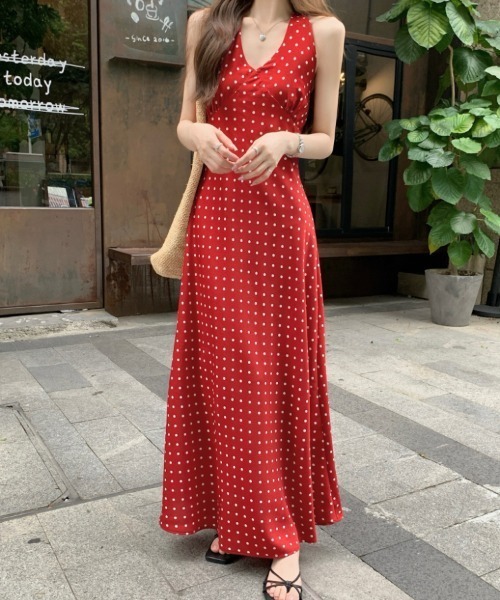 Aelina(エリナ)の「ホルターネックドット柄ワンピース(ワンピース・レディース・レッド・FREE)」の2枚目の写真