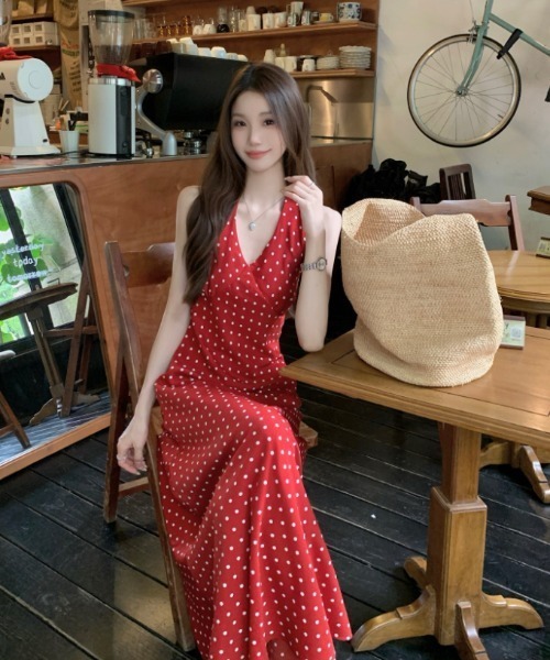 Aelina(エリナ)の「ホルターネックドット柄ワンピース(ワンピース・レディース・レッド・FREE)」の6枚目の写真