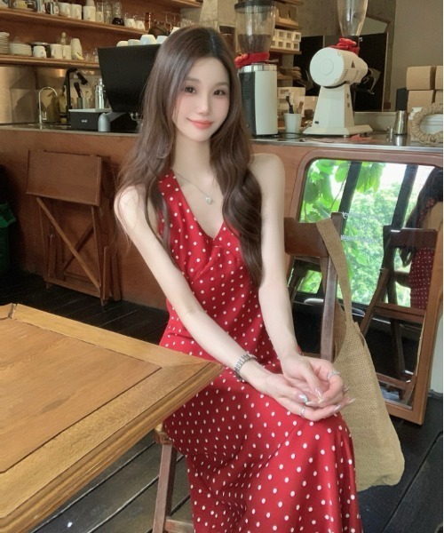 Aelina(エリナ)の「ホルターネックドット柄ワンピース(ワンピース・レディース・レッド・FREE)」の9枚目の写真