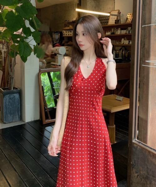 Aelina(エリナ)の「ホルターネックドット柄ワンピース(ワンピース・レディース・レッド・FREE)」の10枚目の写真