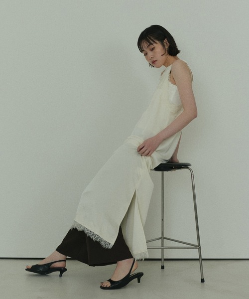 hellam(へラム)の「スクエアトゥストラップサンダル(サンダル・レディース・アイボリー/ブラック・MEDIUM/LARGE)」の3枚目の写真