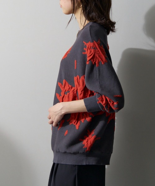 BELLUNA(ベルーナ)の「大人の花柄ジャカードニットプルオーバー(ニット/セーター・レディース・グレー系/チャコール・FREE)」の4枚目の写真
