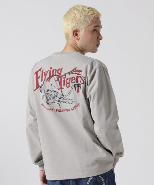 AVIREX(アヴィレックス)の「《WEB&DEPOT限定》MILITARY MOTIF LONGSLEEVE T-SHIRT / ミリタリーモチーフ 長袖Tシャツ / AVIREX / アヴィレックス(Tシャツ/カットソー・メンズ・ライトグレー/ホワイト/ブラック・X-LARGE/XX-LARGE/LARGE/MEDIUM)」の1枚目の写真