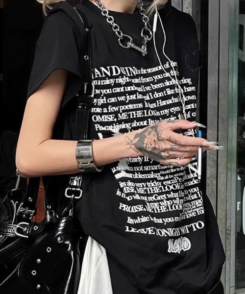 SHEPP(シープ)の「グラフィック テキストプリント オーバーサイズ 半袖ロンT カットソー(Tシャツ/カットソー・レディース・ブラック・L/M)」の2枚目の写真