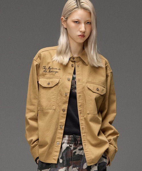 X-girl（エックスガール）の「FACE LABEL WORK L/S SHIRT（シャツ/ブラウス・レディース・ベージュ/ブラック/マルチ・S/M）」の9枚目の写真