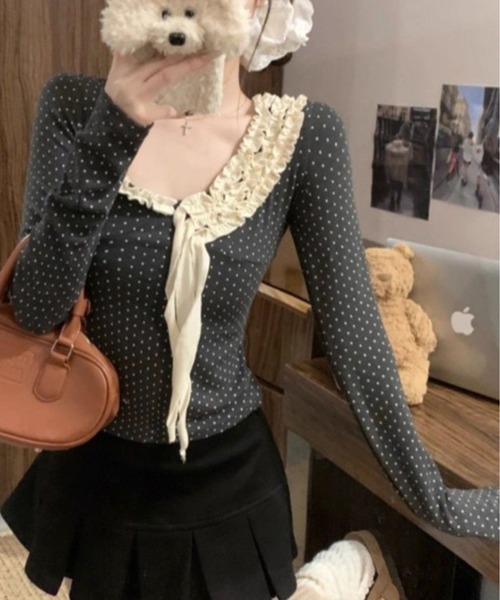 AsheKsha(アシクシャ)の「26AW レース Vネックフリルリボン ドット柄スリム長袖トップス(Tシャツ/カットソー・レディース・ダークグレー・M)」の1枚目の写真