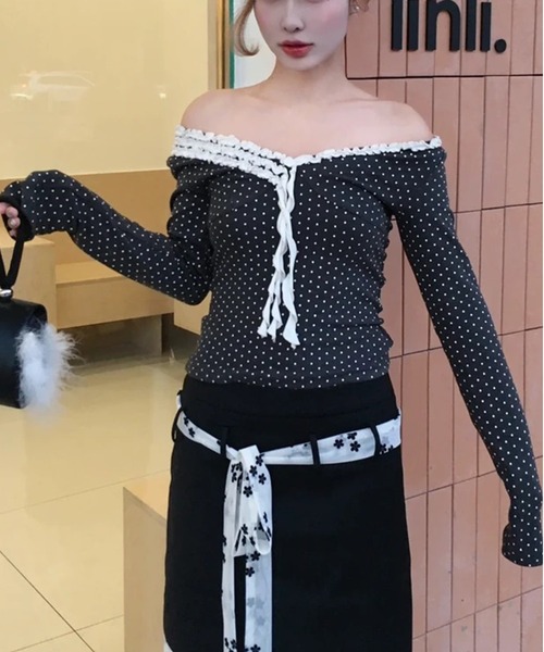 AsheKsha(アシクシャ)の「26AW レース Vネックフリルリボン ドット柄スリム長袖トップス(Tシャツ/カットソー・レディース・ダークグレー・M)」の2枚目の写真