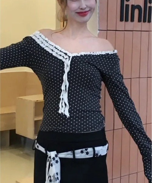 AsheKsha(アシクシャ)の「26AW レース Vネックフリルリボン ドット柄スリム長袖トップス(Tシャツ/カットソー・レディース・ダークグレー・M)」の3枚目の写真