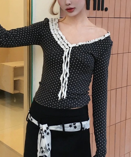 AsheKsha(アシクシャ)の「26AW レース Vネックフリルリボン ドット柄スリム長袖トップス(Tシャツ/カットソー・レディース・ダークグレー・M)」の4枚目の写真