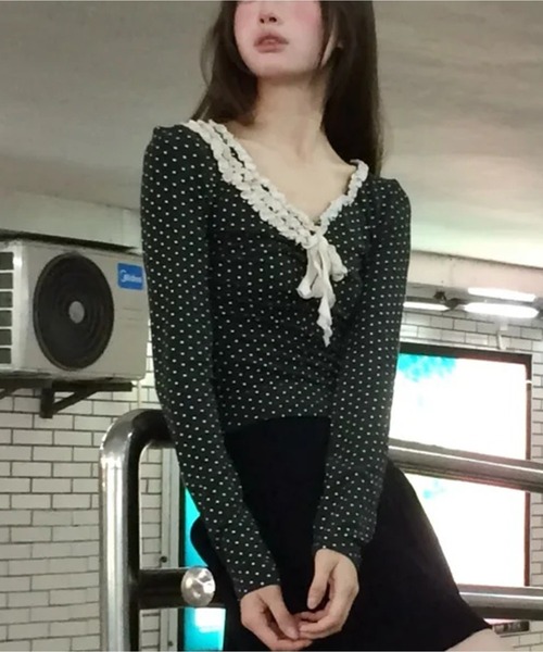 AsheKsha(アシクシャ)の「26AW レース Vネックフリルリボン ドット柄スリム長袖トップス(Tシャツ/カットソー・レディース・ダークグレー・M)」の5枚目の写真