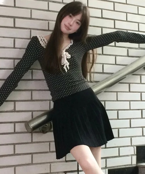 AsheKsha(アシクシャ)の「26AW レース Vネックフリルリボン ドット柄スリム長袖トップス(Tシャツ/カットソー・レディース・ダークグレー・M)」の8枚目の写真