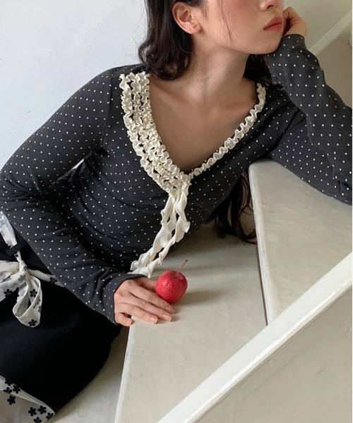 AsheKsha(アシクシャ)の「26AW レース Vネックフリルリボン ドット柄スリム長袖トップス(Tシャツ/カットソー・レディース・ダークグレー・M)」の20枚目の写真