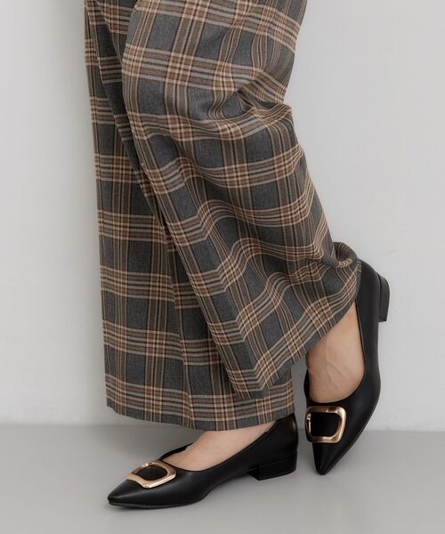 THE SHOP TK (ザ ショップ ティーケー )の「メタルバックルパンプス(パンプス・レディース・サンドベージュ/ブラック・30/45/35)」の2枚目の写真