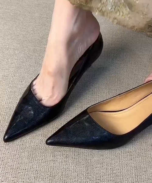 Forcement(フォースメント)の「上品PUレザーパンプス(パンプス・レディース・ホワイト/ブラック・24.5cm/24cm/23.5cm/23cm)」の1枚目の写真