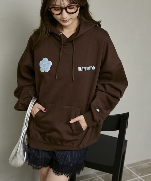 MARY QUANT(マリークワント)の「MARY QUANT × PUBLUX/マリークワント <ユニセックス>別注 裏起毛 フーディー ロゴ スウェット(パーカー) 限定展開(パーカー・メンズ・サックスブルー/ブラウン/ブラック/グレー・MEDIUM/SMALL/LARGE)」の18枚目の写真