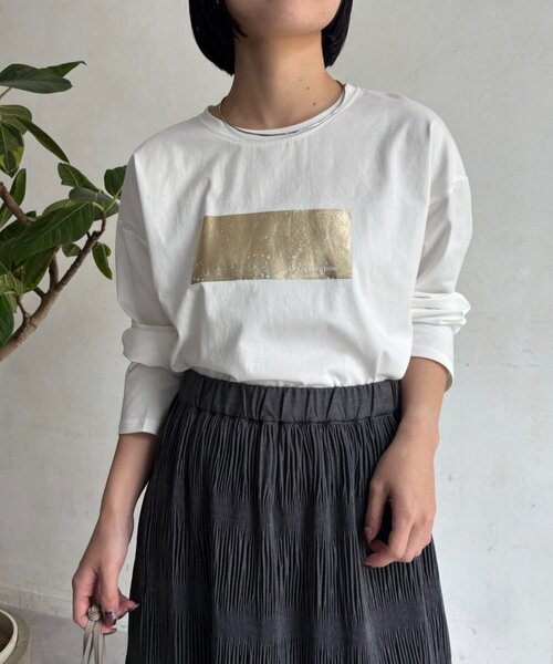 Jena espace merveilleux(ジェナ エスパスメルヴェイユ)の「箔プリントカットソー(Tシャツ/カットソー・レディース・オフホワイト/オレンジ/カーキ・FREE)」の2枚目の写真