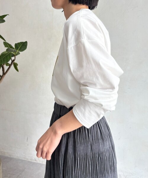 Jena espace merveilleux(ジェナ エスパスメルヴェイユ)の「箔プリントカットソー(Tシャツ/カットソー・レディース・オフホワイト/オレンジ/カーキ・FREE)」の6枚目の写真