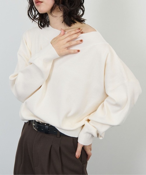 STELLA FISH(ステラフィッシュ)の「ボートネックオフショルニット(ニット/セーター・レディース・オフホワイト/ブラウン/ブラック・FREE)」の2枚目の写真