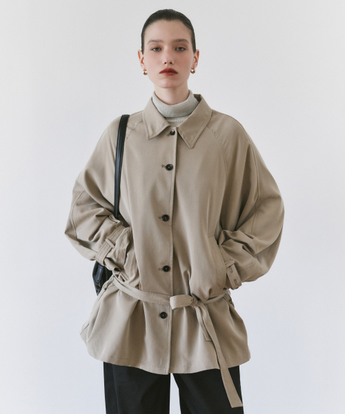 SIYAZU(シヤジュ)の「SIOT4203 オーバーサイズ FLUID ベルト付きジャケット_Ash beige(トレンチコート・レディース・その他・FREE)」の2枚目の写真