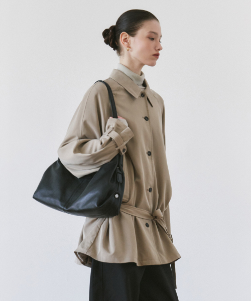 SIYAZU(シヤジュ)の「SIOT4203 オーバーサイズ FLUID ベルト付きジャケット_Ash beige(トレンチコート・レディース・その他・FREE)」の3枚目の写真