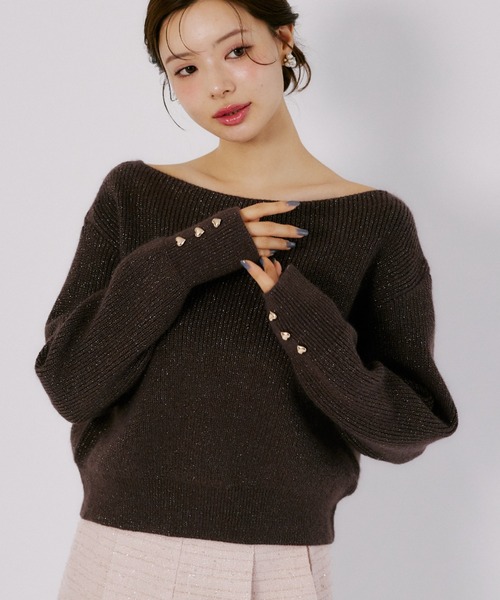 tocco closet(トッコ クローゼット)の「袖口ハート飾り釦セミオフショルラメ入りアンゴラタッチニットプルオーバー(ニット/セーター・レディース・オフホワイト/ブラウン/ピンク・M)」の2枚目の写真