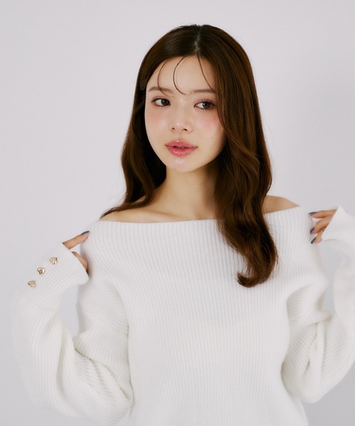 tocco closet(トッコ クローゼット)の「袖口ハート飾り釦セミオフショルラメ入りアンゴラタッチニットプルオーバー(ニット/セーター・レディース・オフホワイト/ブラウン/ピンク・M)」の7枚目の写真