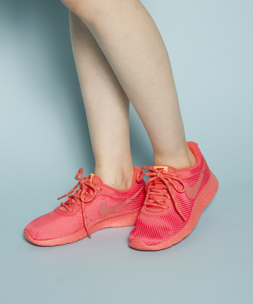 NIKE(ナイキ)の「NIKE ナイキ ウィメンズ タンジュン SE(スニーカー・レディース・ブラック/ピンク/ブルー・23.5/24.5/24/23)」の3枚目の写真