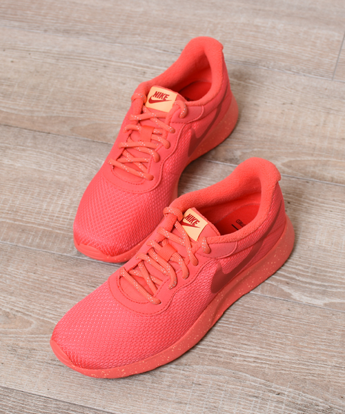 NIKE(ナイキ)の「NIKE ナイキ ウィメンズ タンジュン SE(スニーカー・レディース・ブラック/ピンク/ブルー・23.5/24.5/24/23)」の14枚目の写真