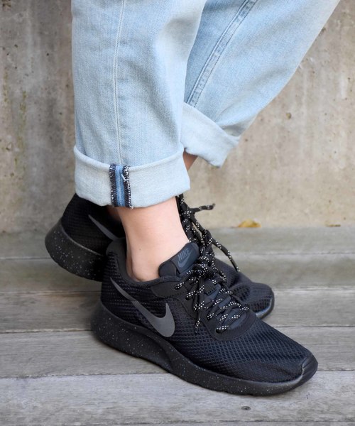NIKE(ナイキ)の「NIKE ナイキ ウィメンズ タンジュン SE(スニーカー・レディース・ブラック/ピンク/ブルー・23.5/24.5/24/23)」の6枚目の写真