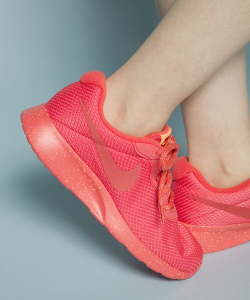 NIKE(ナイキ)の「NIKE ナイキ ウィメンズ タンジュン SE(スニーカー・レディース・ブラック/ピンク/ブルー・23.5/24.5/24/23)」の8枚目の写真