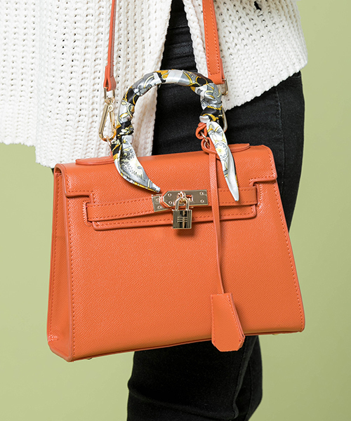 Edit Sheen（エディットシーン）の「スカーフ付きkeyモチーフハンドバッグ（ハンドバッグ・レディース・ブラック/オフホワイト/オレンジ/モカ・FREE）」の4枚目の写真