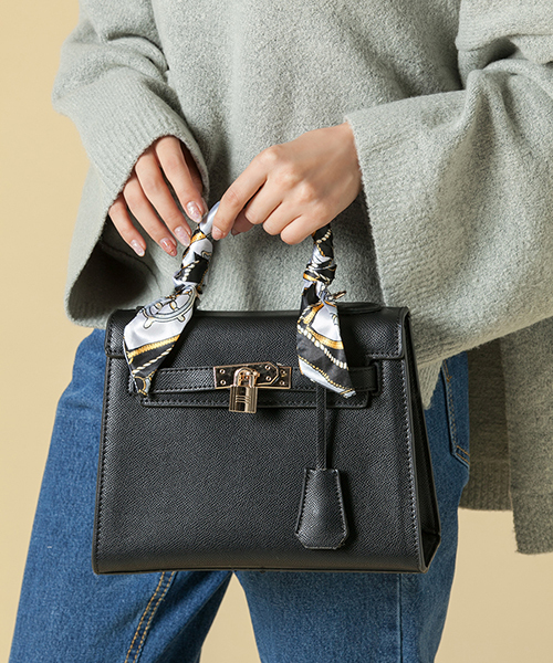 Edit Sheen（エディットシーン）の「スカーフ付きkeyモチーフハンドバッグ（ハンドバッグ・レディース・ブラック/オフホワイト/オレンジ/モカ・FREE）」の2枚目の写真