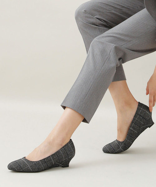 RANAN（ラナン）の「幅広ゆったりアーモンドトゥウェッジパンプス（パンプス・レディース・マスタード/ネイビー/ベージュ系その他/ライトグレー/ピンク/ブラック/レオパード/チェック/ブラック系その他/ブルー/ボルドー/その他1/ベージュ・22.5cm/24.5cm/24cm/25cm/25.5cm/26cm/23cm/23.5cm/23.0cm/25.0cm/26.0cm/23.5㎝/24.0cm/22.5㎝/24.5㎝）」の13枚目の写真