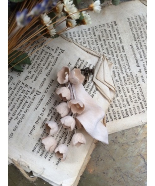 m.soeur(エムスール)の「すずらんのイヤリング*(イヤリング・レディース・ブラック/ベージュ/グレー/オフホワイト/ベージュ系その他・FREE)」の4枚目の写真