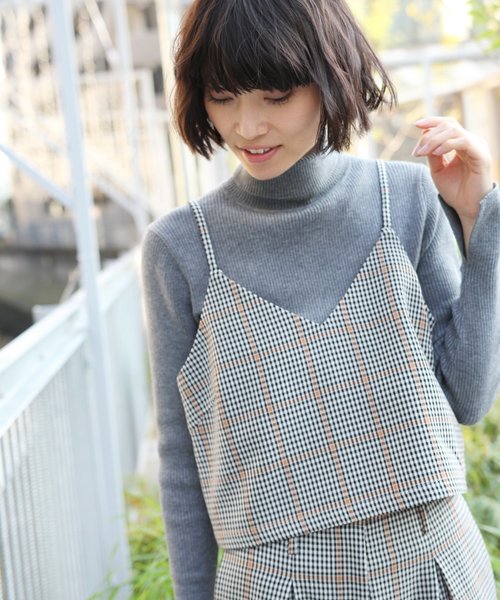 LAKOLE(ラコレ)の「レイヤーVネックビスチェ / LAKOLE(その他トップス・レディース・ピンク/チャコール/グリーン/マスタード・SMALL/MEDIUM)」の4枚目の写真